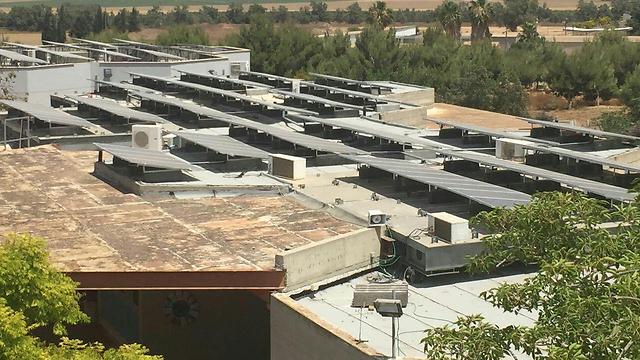 Installation photovoltaïque sur les toits de l’école élémentaire Nitzanei Eshkol (photo : presse).