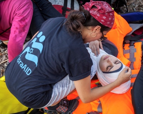 Une collaboratrice d’IsraAID aide des réfugiés sur l’île de Lesbos (photo : IsraAID)