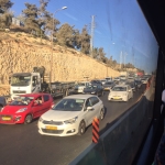 Les embouteillages font partie du quotidien sur les routes israéliennes, comme ici sur la route de Jérusalem à Tel-Aviv (photo : merci à Lissy Kaufmann ). 