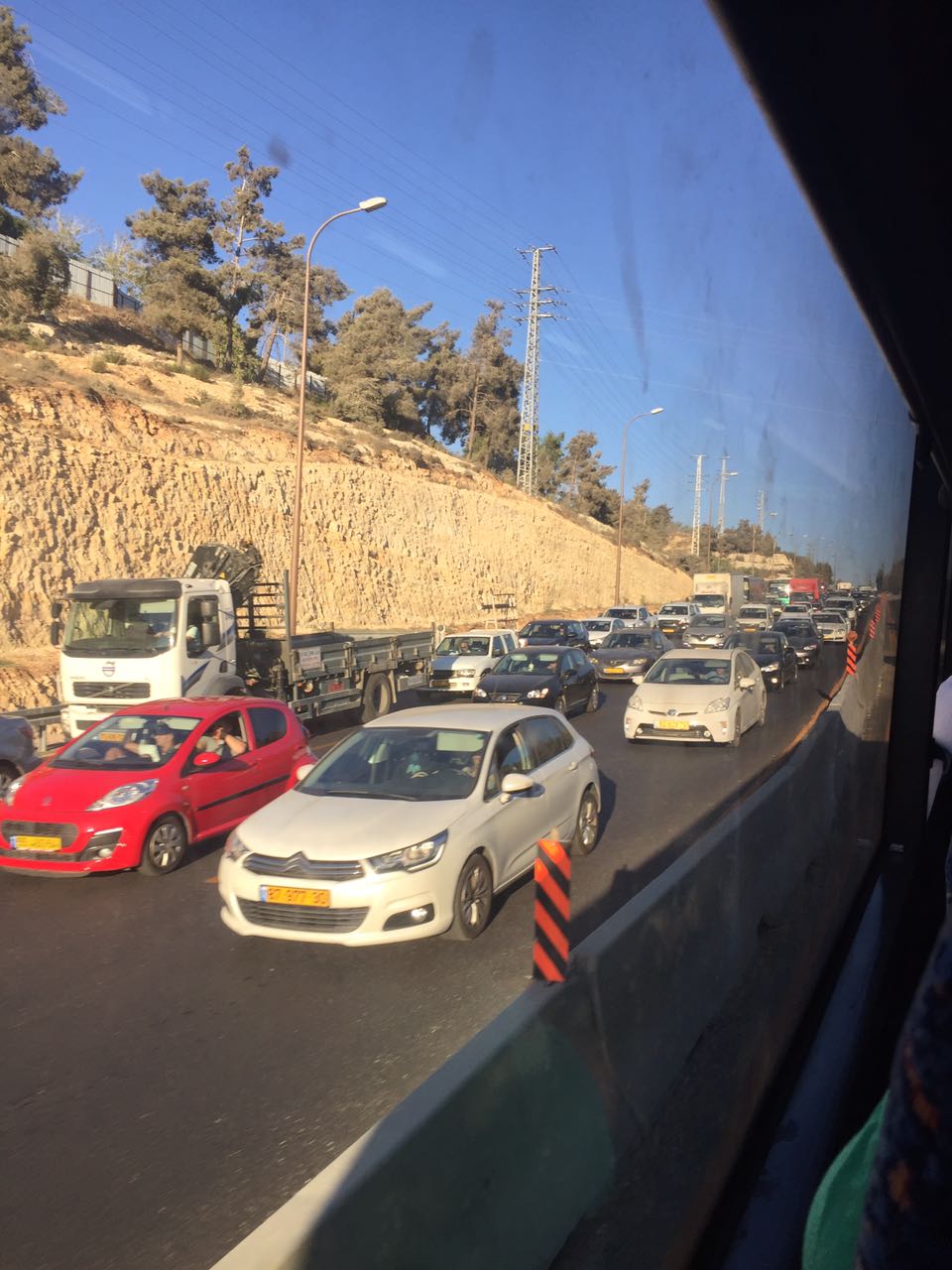 Les embouteillages font partie du quotidien sur les routes israéliennes, comme ici sur la route de Jérusalem à Tel-Aviv (photo : merci à Lissy Kaufmann ). 