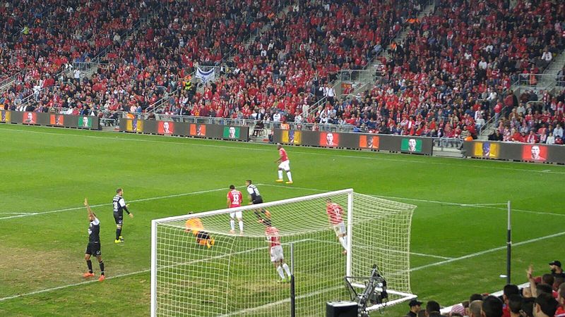 Les joueurs de l’Hapoel Beersheva (en tricot rouge) ont battu l’Inter Milan (photo : Danny-w/Wikimedia Commons).