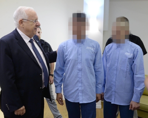 Le président Rivlin reçoit de jeunes délinquants dans sa résidence (photo : Mark Neiman, GPO)