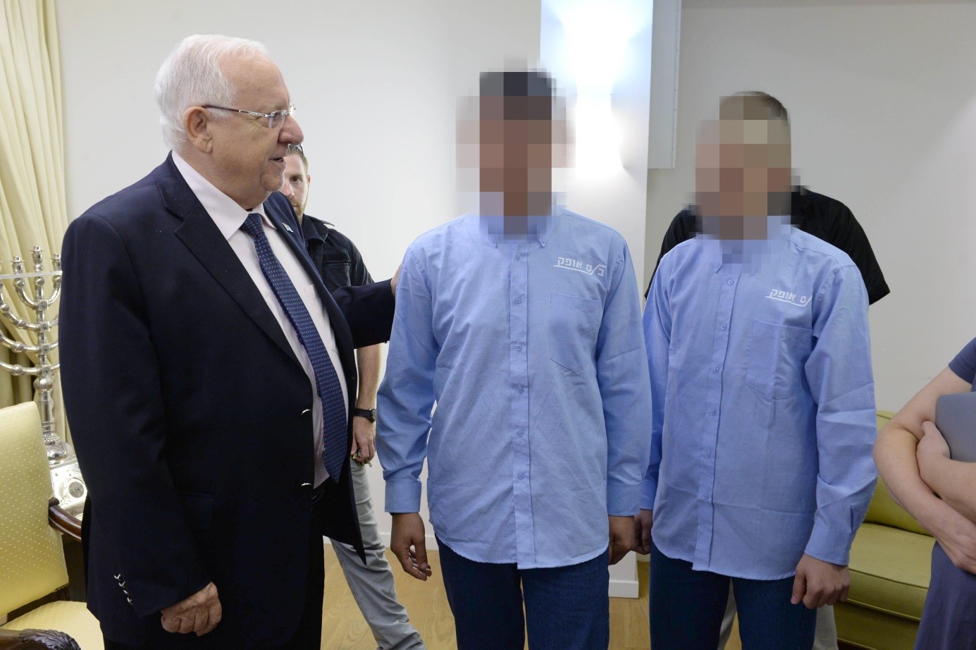 Le président Rivlin reçoit de jeunes délinquants dans sa résidence (photo : Mark Neiman, GPO)