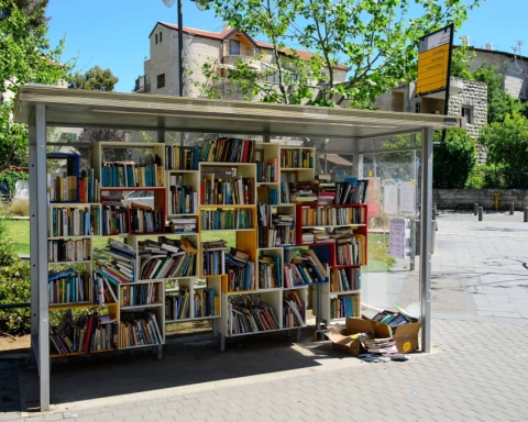 Des livres mis gratuitement à disposition – arrêt de bus-librairie à Jérusalem (photo : Naftali Hilger)
