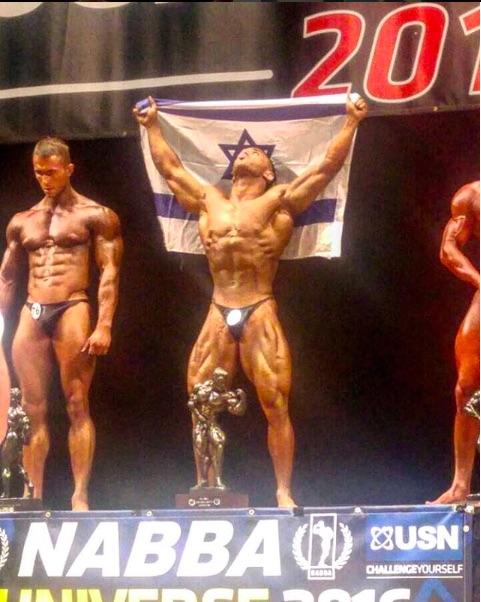 Le premier Mr. Univers israélien savoure sa victoire (photo : Instagram Kobi Ifrach)