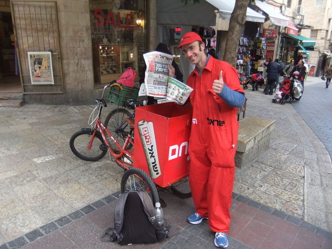 Le journal gratuit Israel Hayom est distribué chaque jour dans tout le pays, comme ici à Jérusalem (photo : יעקב/Wikimedia Commons).