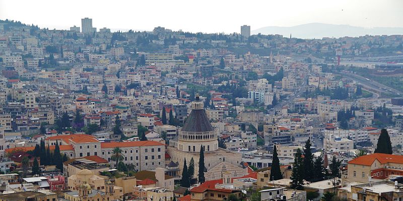 Vue sur l’église de l’annonciation et sur la ville de Nazareth (photo : Zairon/Wikimedia Commons).