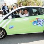 Seul le maire de Tel-Aviv, Ron Huldai, salue amicalement quand il est au volant d’une voiture (photo : municipalité de Tel-Aviv)