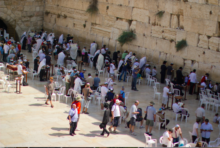 Israéliens et touristes devant le Kotel (photo : shutterstock).