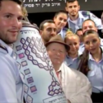  Shalom Shtamberg fête sa bar-mitzvah  80 ans après la date normale (photo : capture d’écran Ynet)