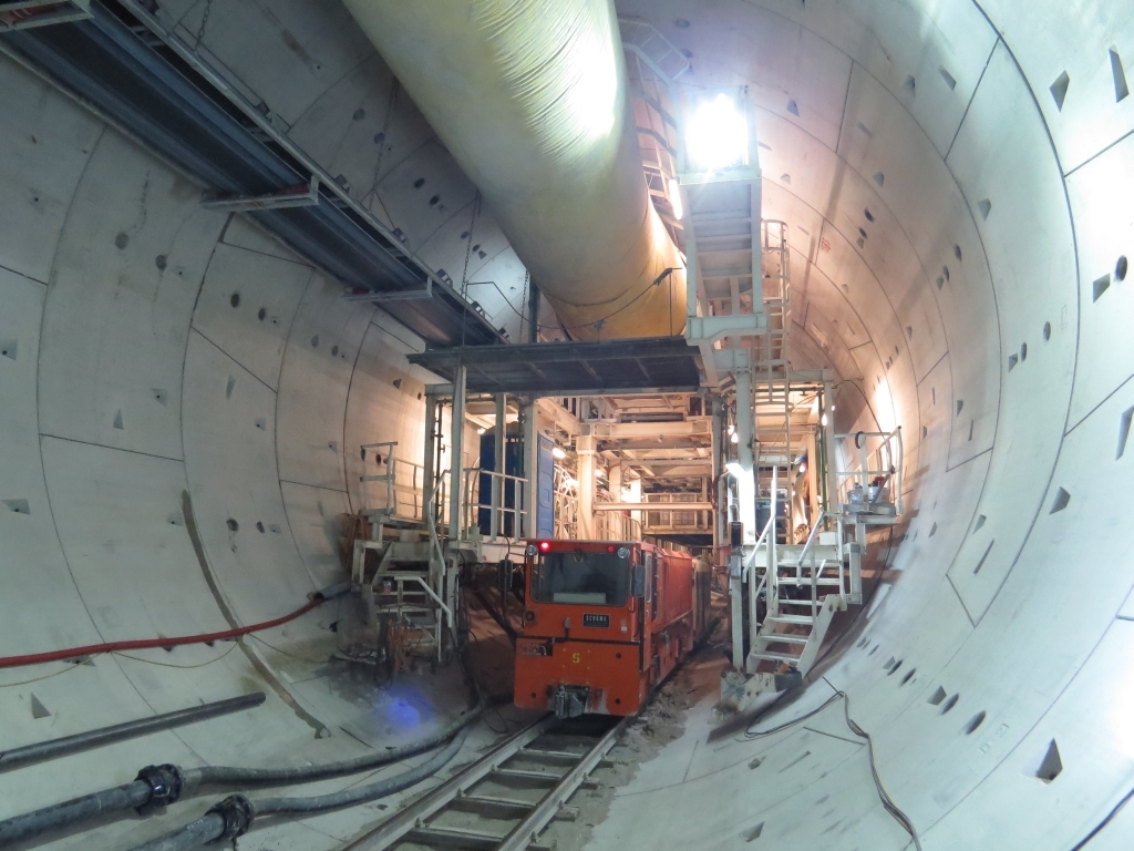 Construction d’un des tunnels pour la nouvelle ligne ferroviaire (photo : he.wikipedia)