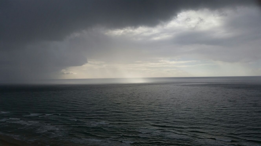 Nuages de pluie sur la Méditerranée (photo: Jacques Korolnyk).