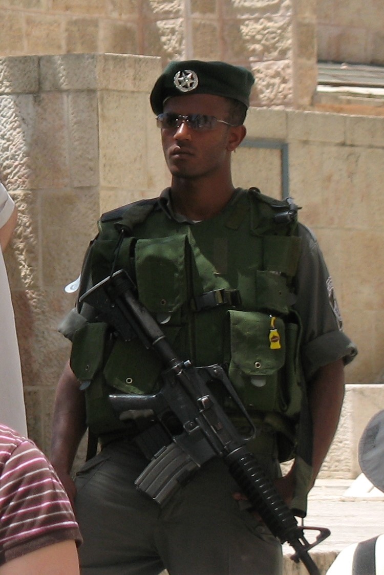 Israélien d’origine éthiopienne travaillant pour la police des frontières (photo : Wikimedia Commons, James Emery de Douglasville, USA).