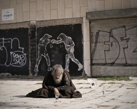Il est certain que ce sans-abri à Tel-Aviv répond à la définition actuelle de l’office d’aide (photo : Pixabay)