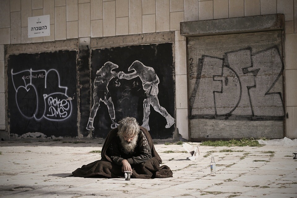 Il est certain que ce sans-abri à Tel-Aviv répond à la définition actuelle de l’office d’aide (photo : Pixabay)