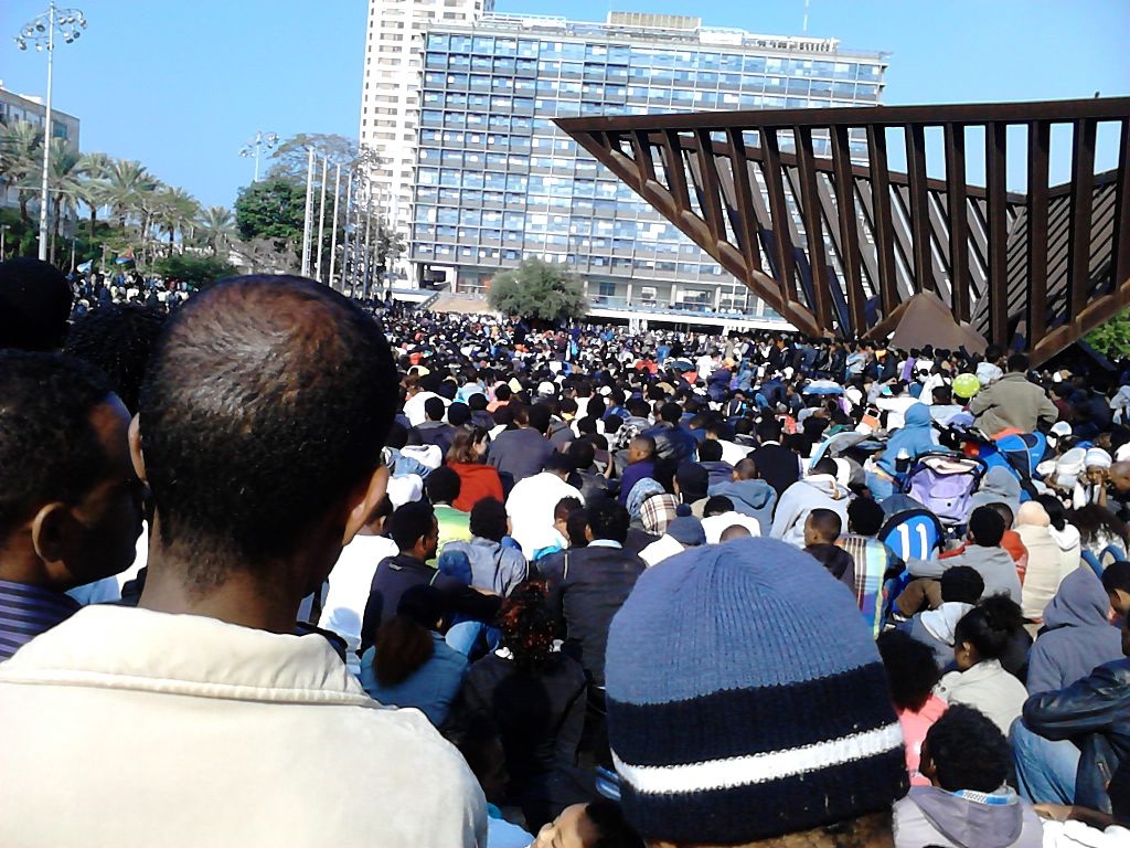 Manifestation d'Erythréens et de Soudanais à Tel-Aviv                                         (photo: אופק כחול. - BlueHorizon at Hebrew Wikipedia ).