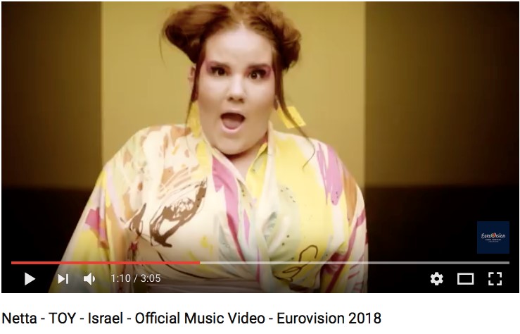 Elle est vraiment spéciale et totalement farfelue. La chanteuse Netta Barzilai a déjà des fans dans le monde entier (photo : capture d‘écran Youtube)