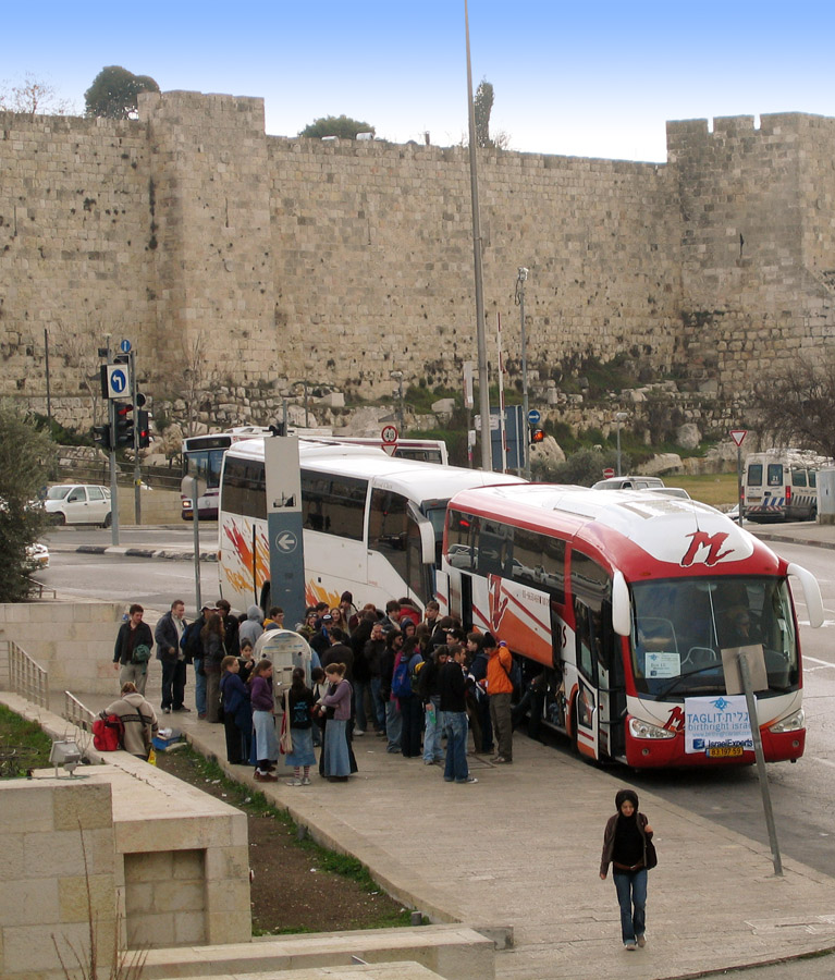 Car de tourisme devant les murs de la vieille ville de Jérusalem (photo : Wikimedia/תמרה).