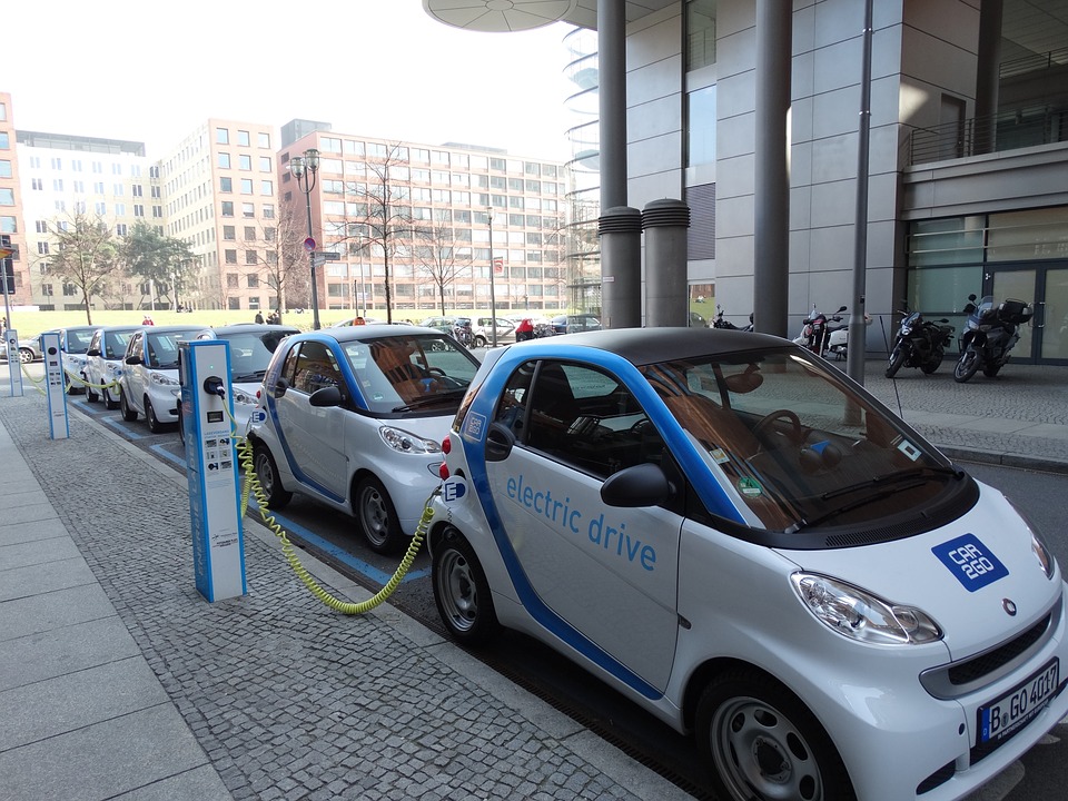 Les voitures électriques, comme ici à Berlin, feront bientôt partie du paysage en Israël (photo : Pixabay).