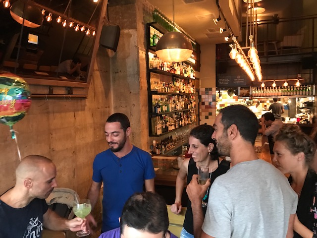 Les bars de Tel-Aviv sont toujours bondés (photo : KHC)