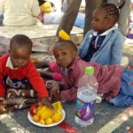 Enfants de réfugiés en provenance du Soudan dans un parc à Jérusalem (photo :  Moshé Milner/Wikipedia)