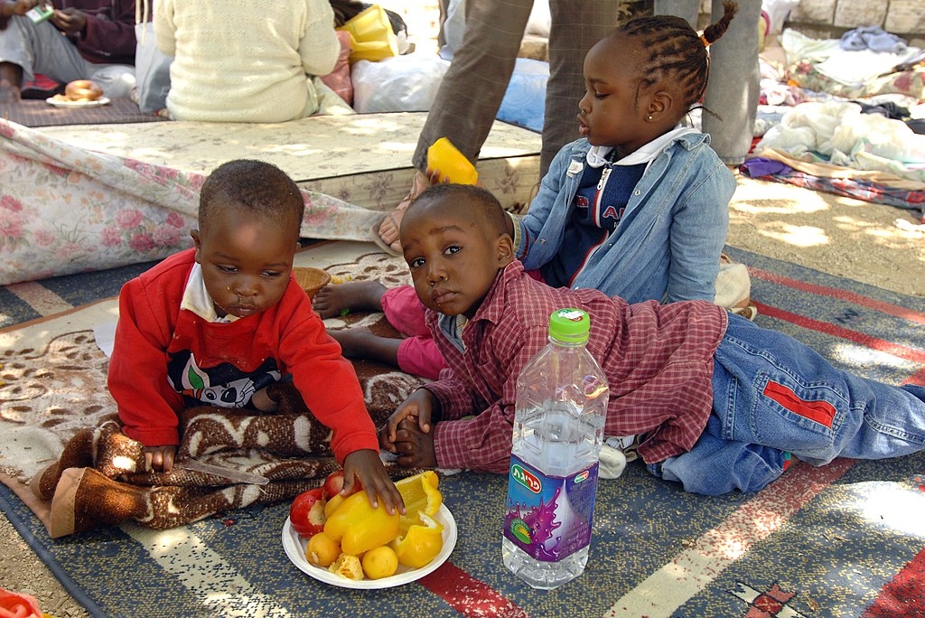 Enfants de réfugiés en provenance du Soudan dans un parc à Jérusalem (photo :  Moshé Milner/Wikipedia)