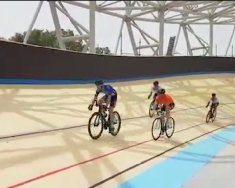 Les coureurs inaugurent le premier vélodrome d’Israël (photo : capture d’écran rapport vidéo MSN, vidéo)