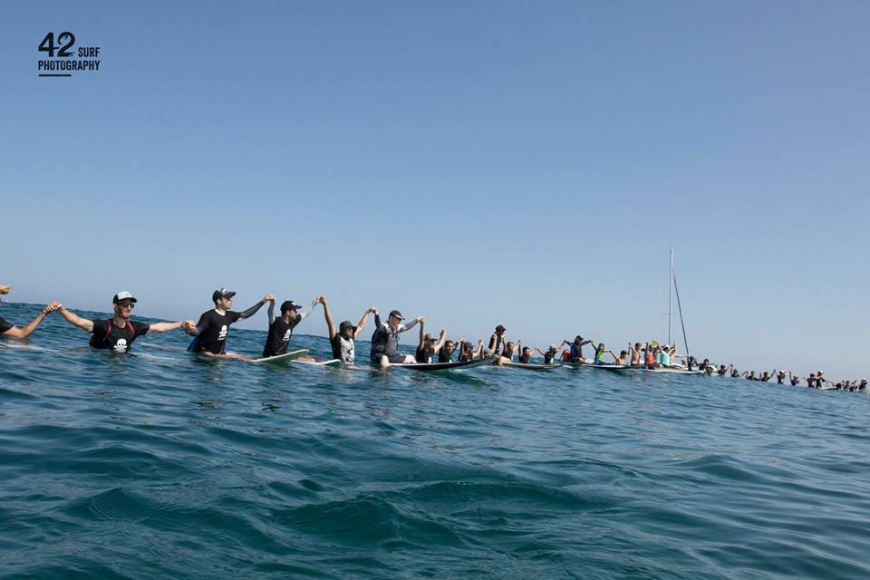  Protestation de surfeurs sur les côtes d‘Herzliya contre le projet de Nobel Energy afin de préserver la beauté de la Méditerranée (photo : 42 SURF PHOTOGRAPHY)