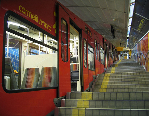 Le métro Carmelit avant rénovation (photo : Tanuki Warrior, Wikimedia Commons).