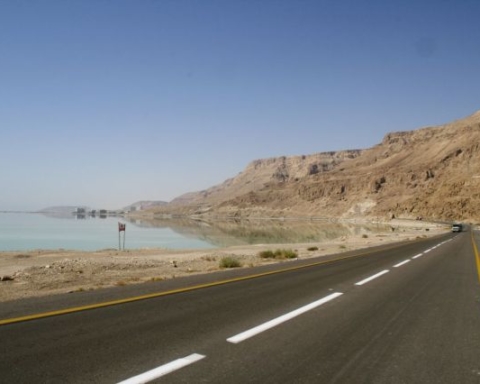 La route 90 qui passe par le désert est la plus dangereuse du pays (photo : Von Ian and Wendy Sewell - http://www.ianandwendy.com/Israel, CC BY-SA 3.0, https://commons.wikimedia.org/w/index.php?curid=3194145)