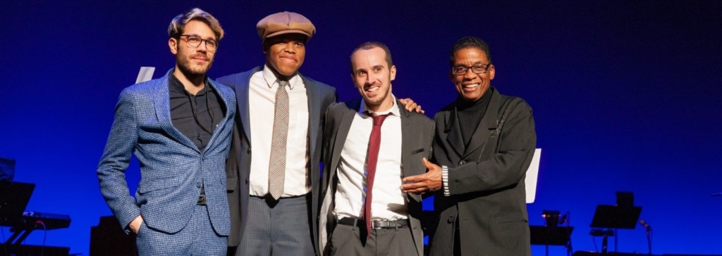 Tom Oren (2ème à droite) avec les autres finalistes et le directeur de l’institut, Herbie Hancock (1er à droite) lors de la remise du prix (photo : Steve Mundinger/Thelonious Monk Institute of Jazz).