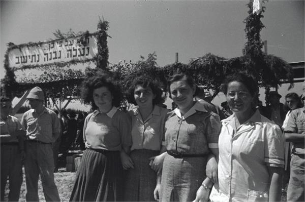 Jeunes femmes de l’organisation Bnei Zion (1947) en Israël (photo : Jewish National Fund photo archive/Wikimedia Commons)