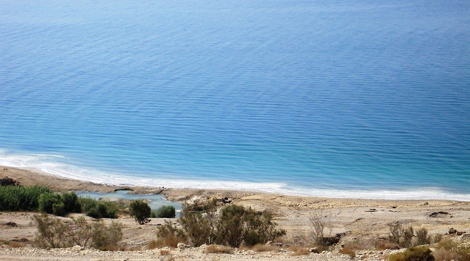 Le niveau de la mer Morte ne cesse de baisser. De nombreux écologistes israéliens pensent que le percement du canal n’apportera pas de solution à ce problème (photo : Pixabay).