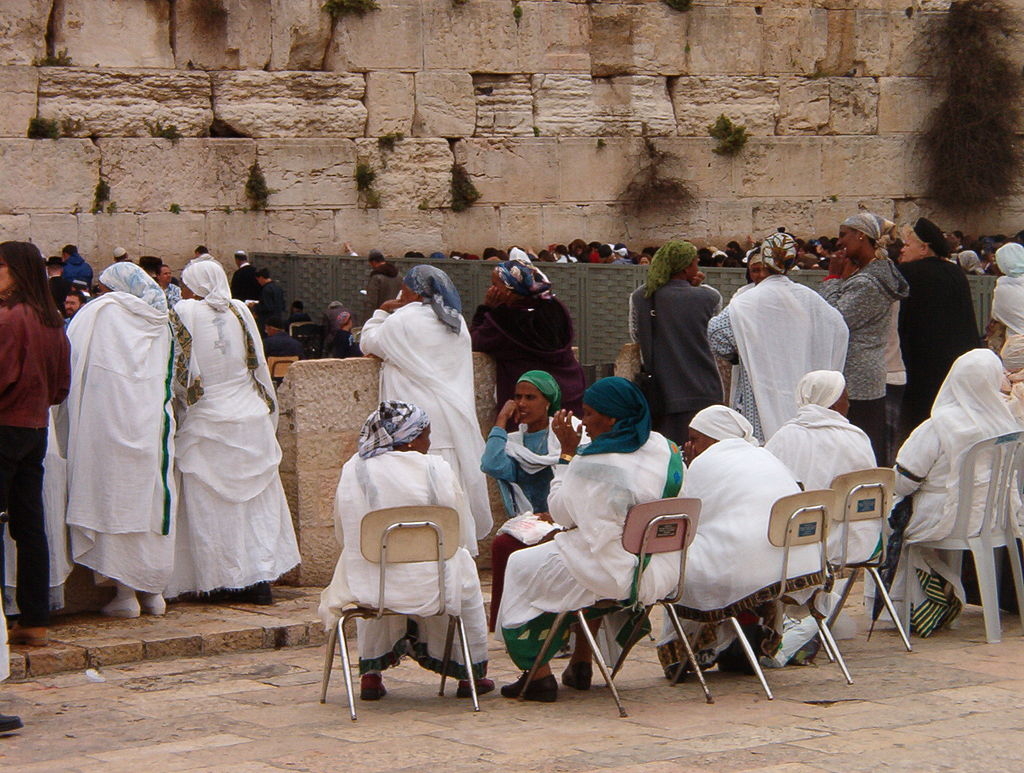 Israéliens d’origine éthiopienne priant devant le Mur des Lamentations à Jérusalem (photo : CC BY-SA 3.0, https://commons.wikimedia.org/w/index.php?curid=595690)