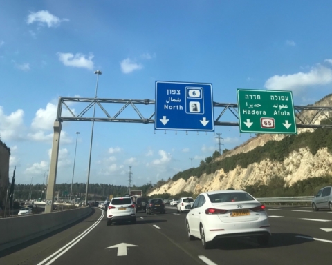 Sur les routes israéliennes, en semaine comme le week-end, les embouteillages font partie du paysage quotidien (photo : KHC).