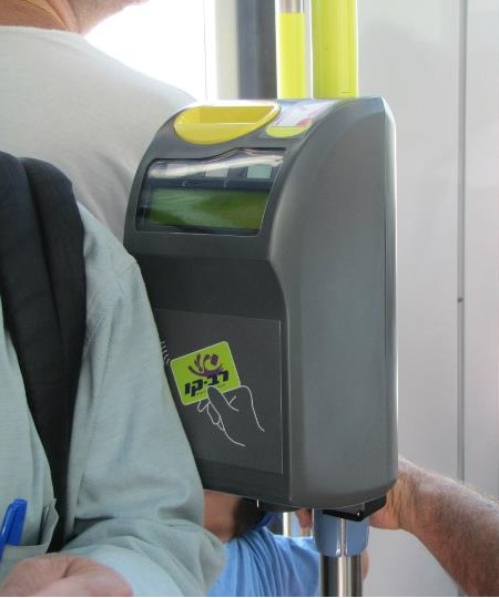 Dispositif de validation de la carte Rav-Kav dans le tramway de Jérusalem  (photo : Roy758/wikimedia commons).