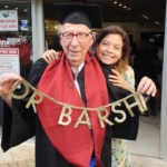 Dr Gabriel Barshi – le doctorant le plus âgé d’Israël avec sa petite-fille Ela Barshi (photo : privée)