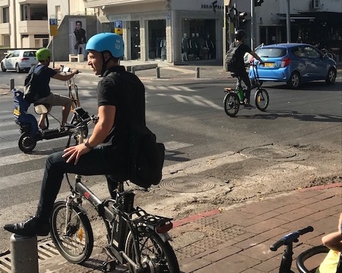 Vélos et trottinettes électriques à perte de vue : Tel-Aviv tôt le matin (photo : KHC)
