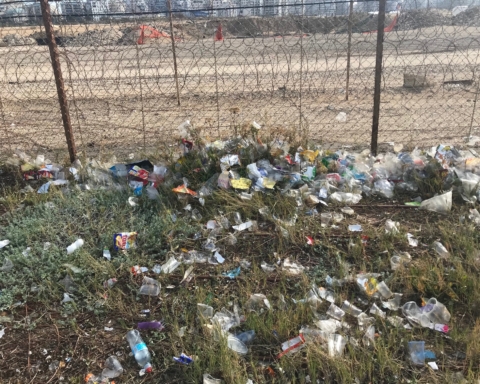 Déchets plastiques aux abords de la plage Sdé-Dov de Tel-Aviv (photo : KHC)