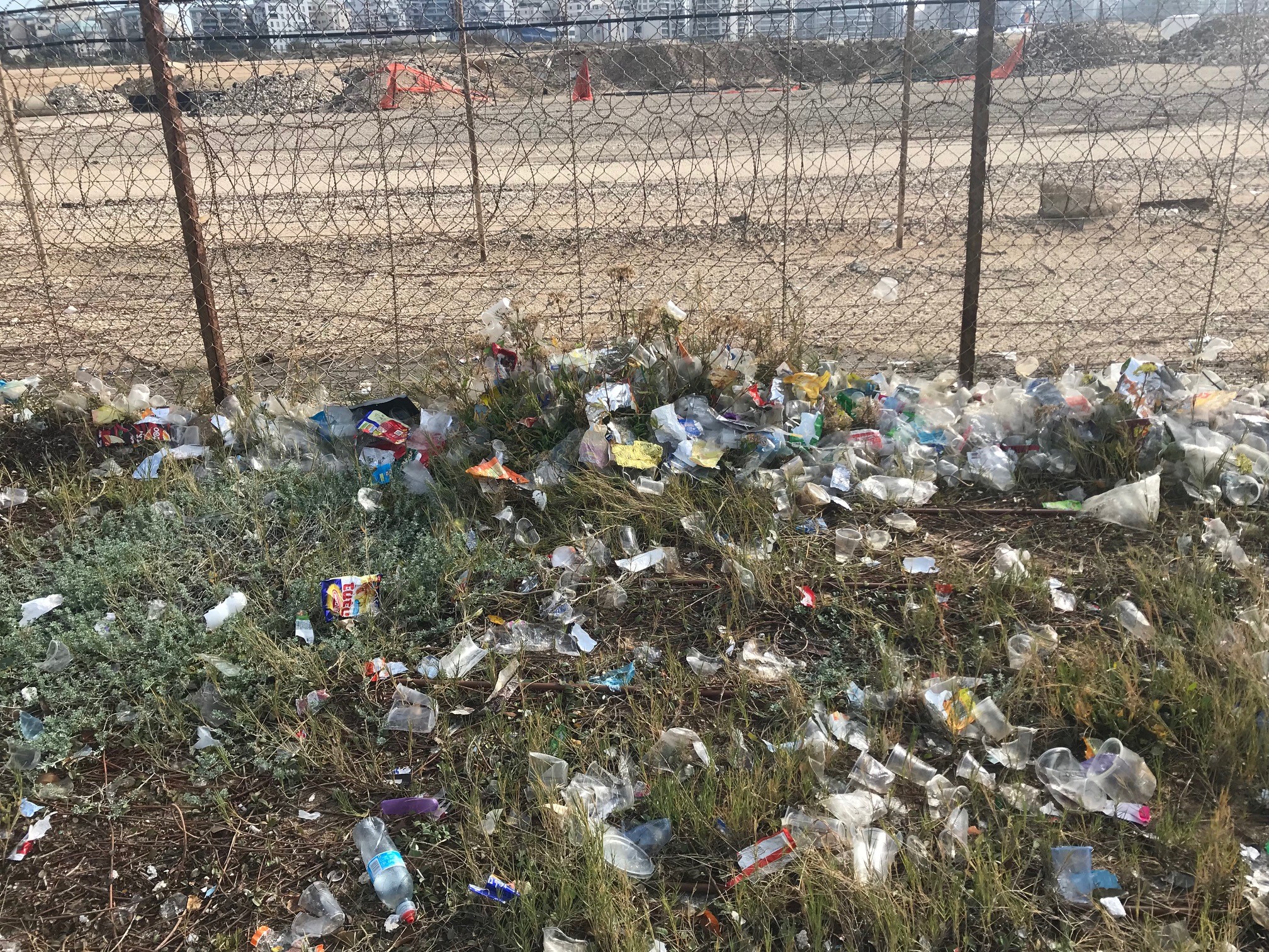 Déchets plastiques aux abords de la plage Sdé-Dov de Tel-Aviv (photo : KHC)