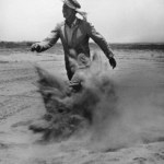 Un nouvel immigrant en train de marcher dans les dunes de la ville de Beer-Sheva (photo : Zoltan Kluger / Musée d’art du Néguev)