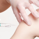 La vaccination : pour les uns, une petite piqûre qui peut sauver la vie – pour les autres, l’oeuvre du diable (photo : Pixabay)