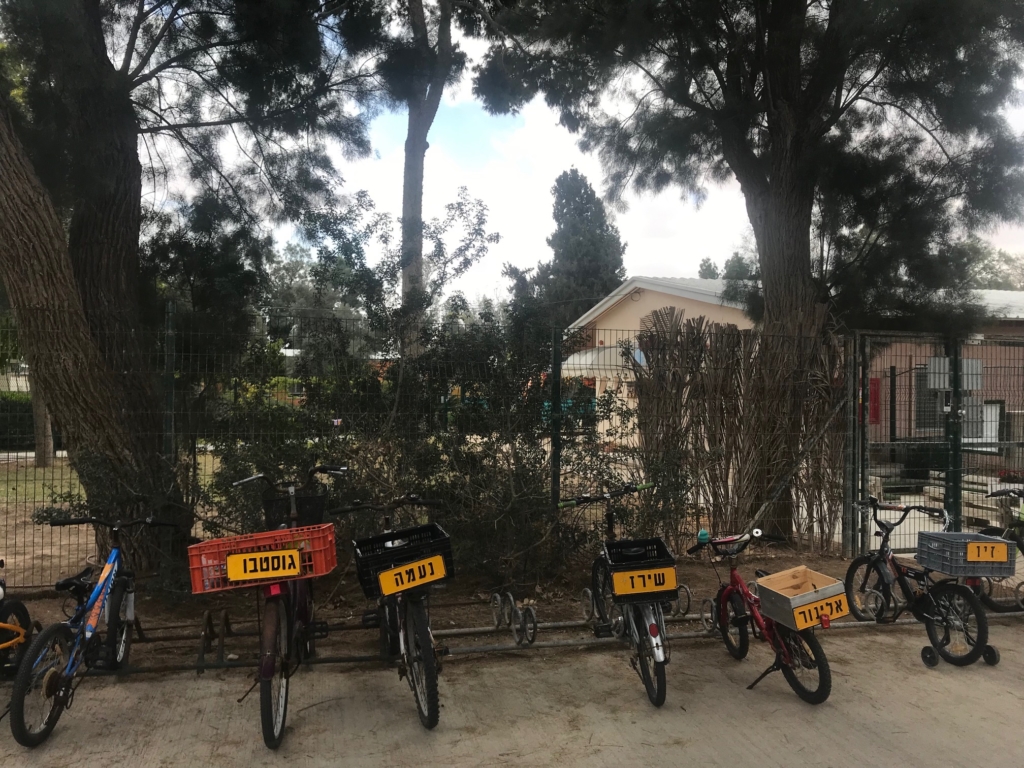 Vélos non cadenassés mais portant le nom de leur propriétaire dans un kibboutz en Israël                            (Photo : KHC)