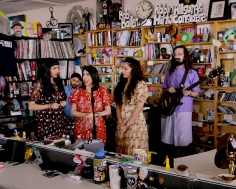 A-WA dans le studio NPR à Washington (capture d’écran de la vidéo NPR Tiny Desk)