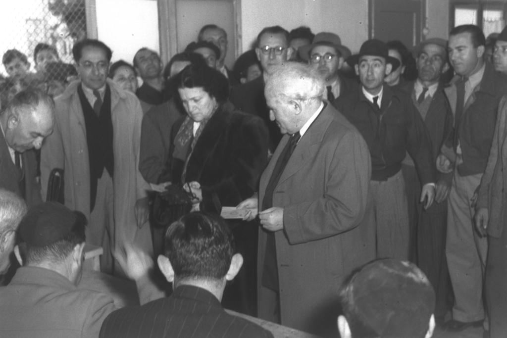 David Ben Gourion et Paula Ben Gourion lors des élections de 1949 (photo : GPO / Hugo Mendelson).