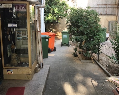 Poubelles devant un immeuble à Tel-Aviv. Il manque la poubelle bleue pour le papier (photo : KHC).