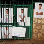 Affiches dénonçant l’expulsion d’enfants de travailleurs étrangers (photo : Avi Lubin).