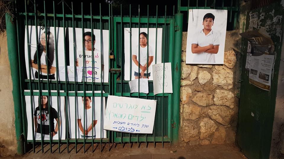 Affiches dénonçant l’expulsion d’enfants de travailleurs étrangers (photo : Avi Lubin).