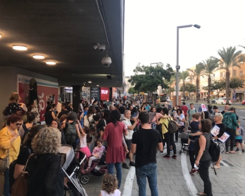 Manifestation de parents d’élèves devant la mairie de Tel-Aviv contre l’utilisation de vaisselle en plastique dans les cantines (photo : KHC)