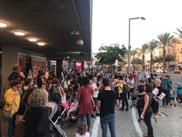 Manifestation de parents d’élèves devant la mairie de Tel-Aviv contre l’utilisation de vaisselle en plastique dans les cantines (photo : KHC)